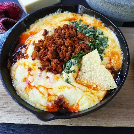 Queso fundido con chorizo